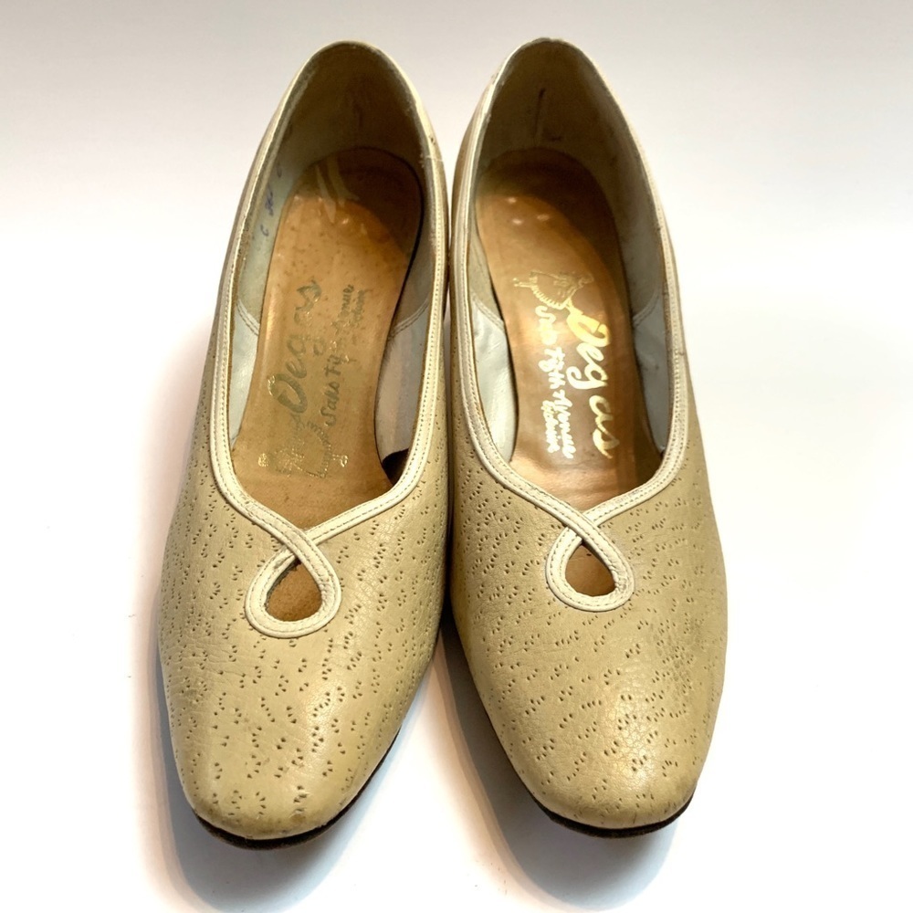 Vintage 1960s beige textured leather pumps - Picture 3 of 7